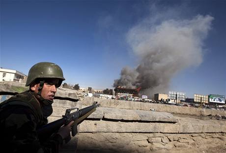 Útok Talibanu na nákupní stedisko v Kábulu. Na snímku afghánský voják.